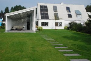 Bild på villa med solceller på taket.