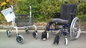 Rullator och rullstol. Foto.