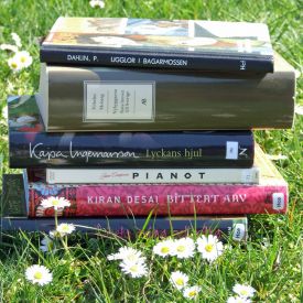Böcker i en gräsplätt