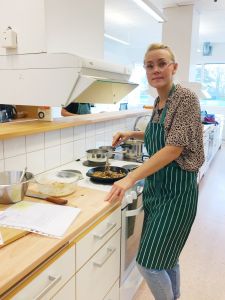 Sara Krantz, undersköterska, steker vitkål till kålpuddingen.