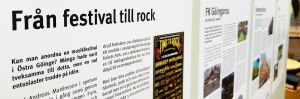 Bild på affischer, den närmaste kan man se texten "Från festival till rock"