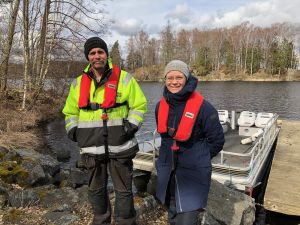 Två personer står iklädda flytvästar på en ö i sjön Immeln.