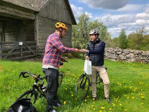 Bromöllas kultur- och fritidschef lämnar över stafettpinnen till kommunalrådet i Östra Göinge kommun.