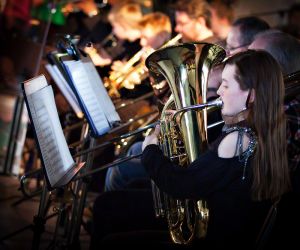 Brassinstrument vid show med musik av ABBA