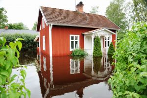 Ett hus där grunden är täckt av vatten till följd av ett skyfall.