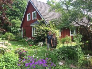 Bild på Mikka och Björn Lundström hemma i sin trädgård i Broby.