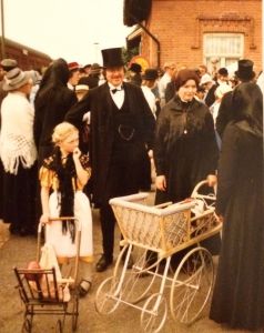 Bild på vagnen), under filminspelning för "Skånska gästgivaregårdar" år 1983.