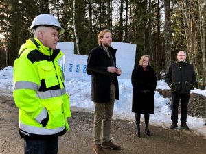 Bild på Anders Ihse (Riksbyggen), Daniel Jönsson Lyckestam (styrelseordförande Göingebygdens Trygga hem) och Jan-Eric Järletoft (Järletoft bygger).
