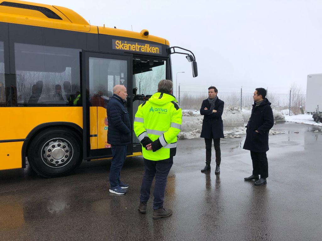 ild på Kommunstyrelsens ordförande Patric Åberg (M) tillsammans med representanter från Arriva AB.