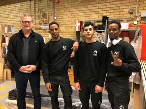 ild på Emun Tesfom, Mohammed Othman och Amin Abdi Farrah tillsammans med Thomas Oscarsson.