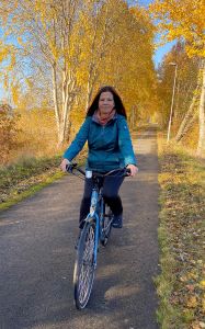 Bild på Charlotta på sin cykel.