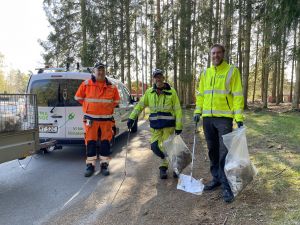 Bild på Robin Hermansson och André Pamp, gatu- och parkverksamheten, tillsammans med Daniel Jönsson Lyckestam (M), kommunstyrelsens vice ordförande. 