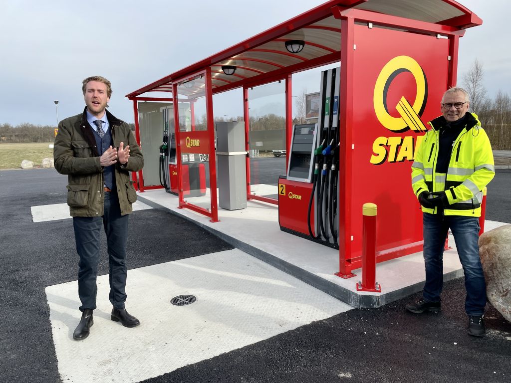 Bild på Kommunstyrelsens vice ordförande Daniel Jönsson Lyckestam (M) och Olle Hallenius, anläggningsansvarig Qstar.