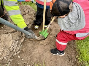 Bild på barn som gräver.