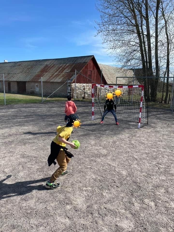 Bild på barn som spelar handboll.