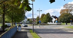 Bild från Knislinge där rondellen och kyrkan syns.