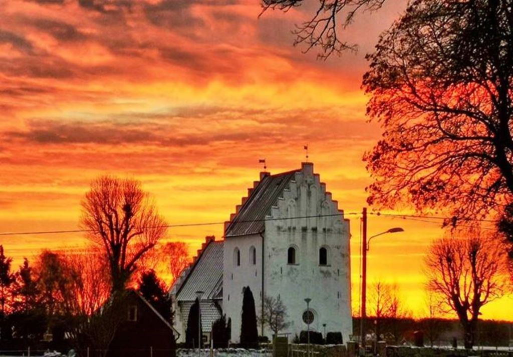 Bild på kyrka i solnedgång.