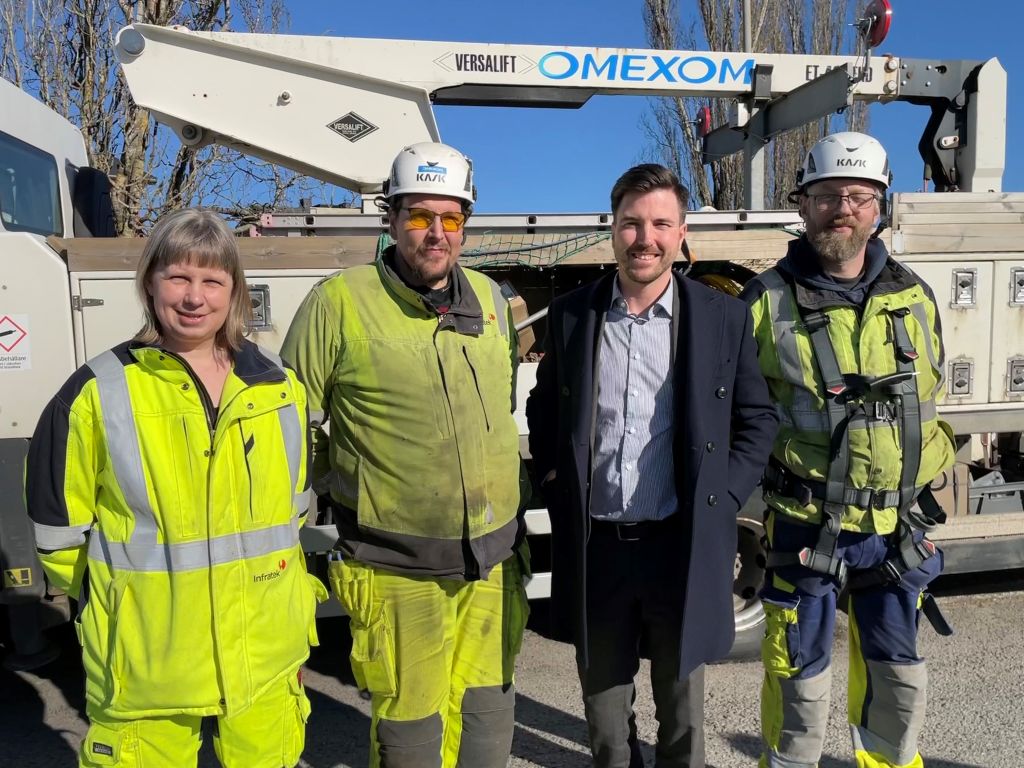 Bild på Patric Åberg tillsammans med tre av medarbetarna hos Omexom. 