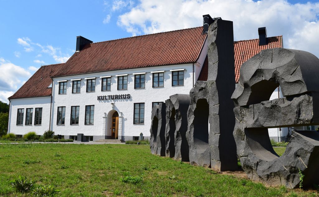 Bild på Kulturhuset, med stenkonstverket Ande i förgrunden.