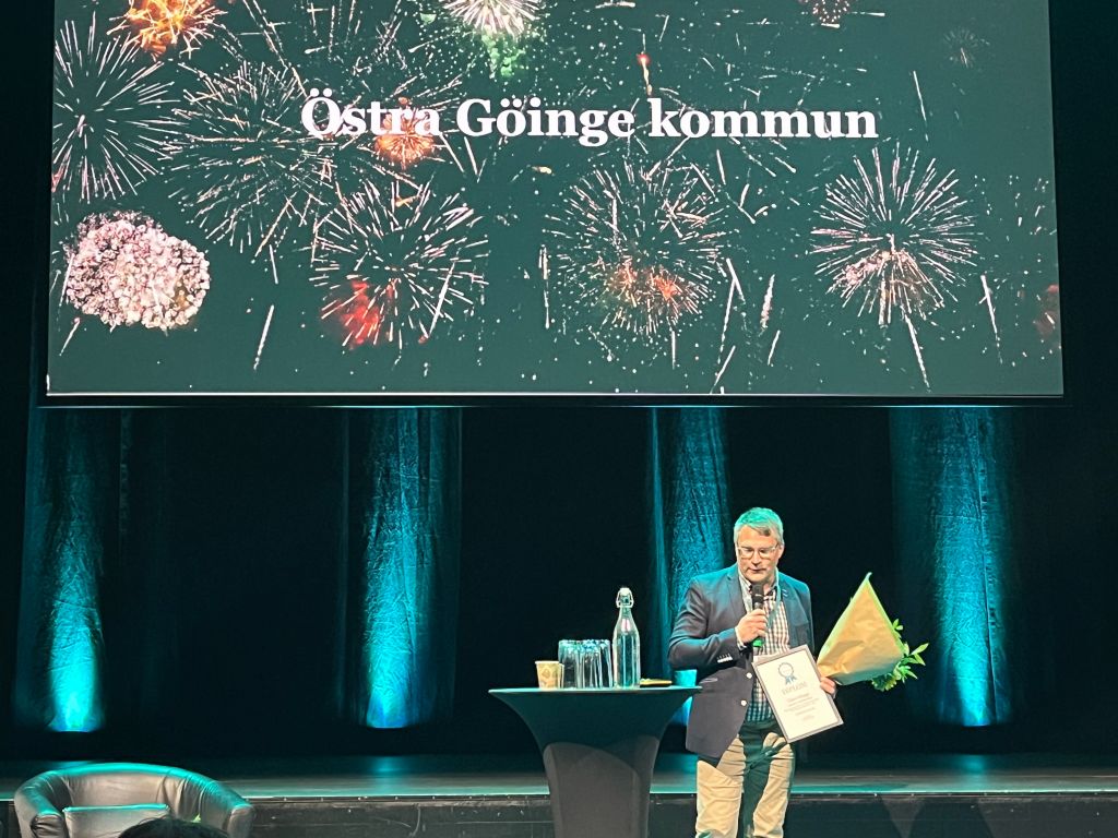 Bild på Peter Erlandsson, VD Ögrab, när han tar emot priset.