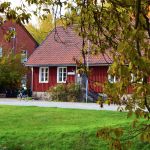 Glimåkras röda bibliotek i bakgrunden.