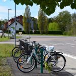 Cyklar som står vid cykelställ.