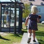 Barn som balanserar på betongfundament.