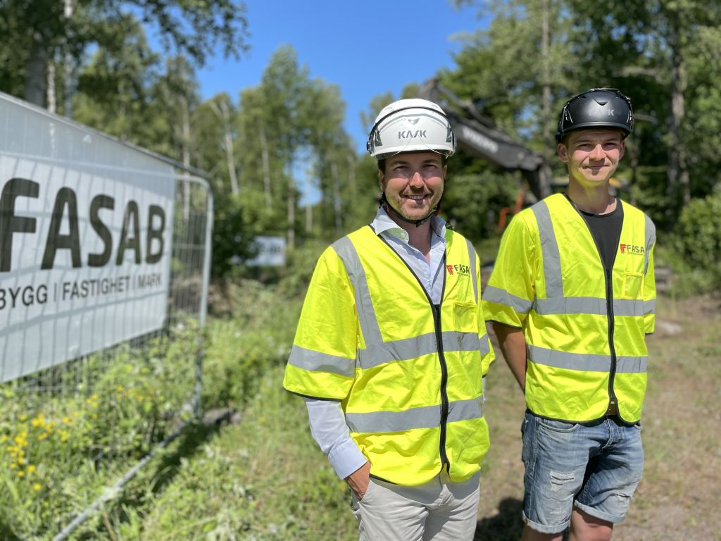 Bild på Patric Åberg tillsammans med representant från markentreprenören FASAB.