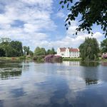 Wanås slott med sjö i förgrunden.