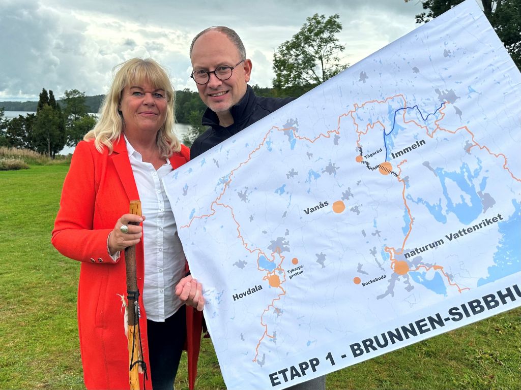 Bild på Britt-Marie Eriksson och Anders Carlzon, som håller upp en illustration av etapp 1 tillsammans.