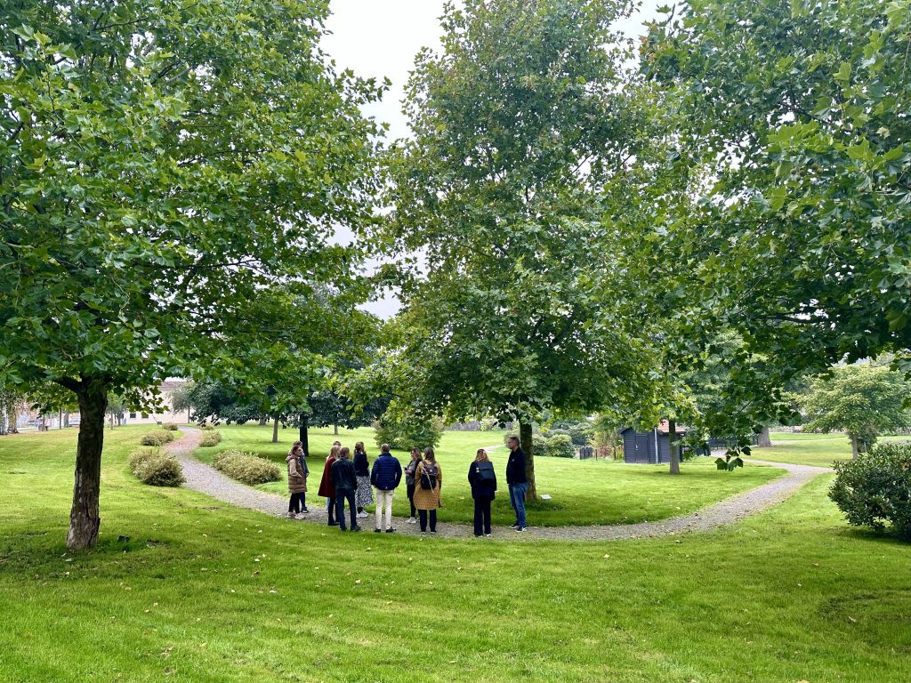Bild på Tivoliparken i Broby där en grupp personer står och pratar.