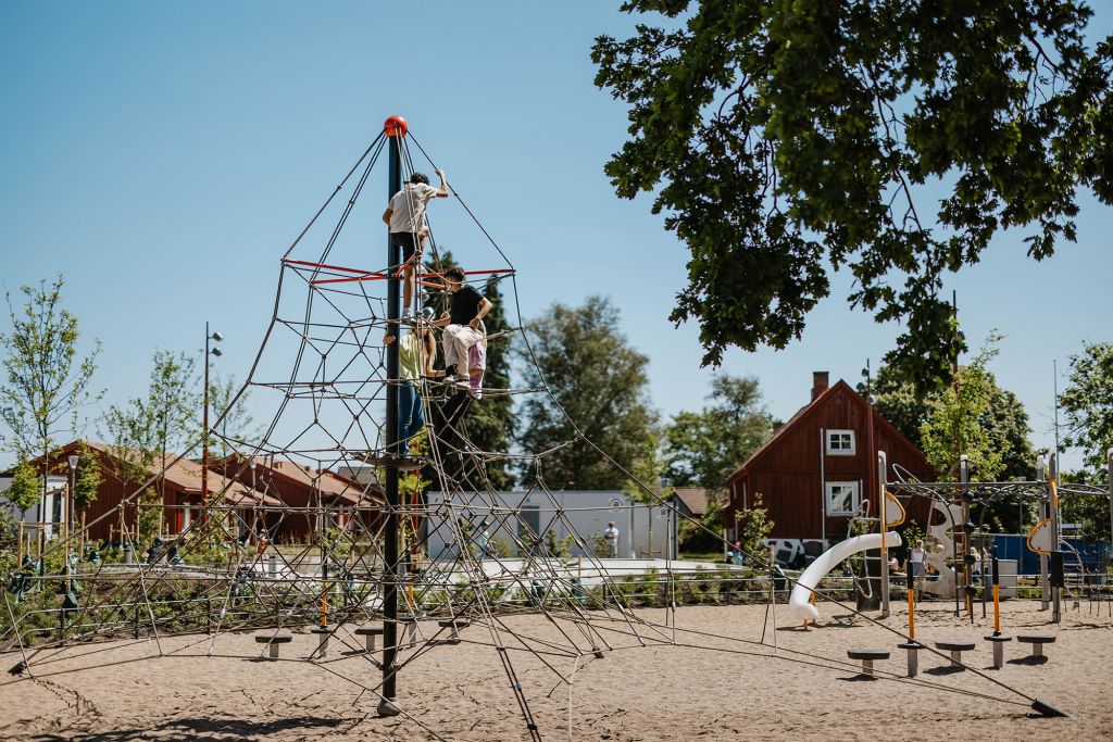 Bild på lekplats i Knislinge med ungdomar som klättrat i klätterställning.