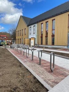 Marktegel och cykelställ framför nya kommunhuset.