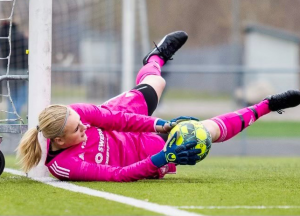 Isabella hyllar föreningslivet i Östra Göinge. Nu är hon tillbaka som målvakt i sin moderklubb Sibbhults IF. Bild på Isabella på fotbollsplanen