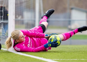 Bild på Isabella på fotbollsplanen