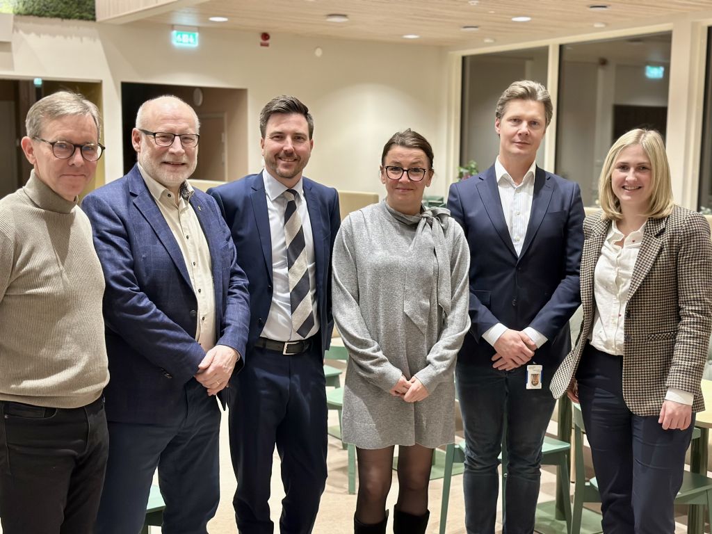 Bild på Magnus Nilsson (KD), Göingehems styrelseordförande, Stefan Attefall, kommunstyrelsens ordförande Patric Åberg (M), kommundirektör Merete Tillman, samhällsutvecklingschef Mikael Torberntsson och Göingehems VD Kristina Nilsson.