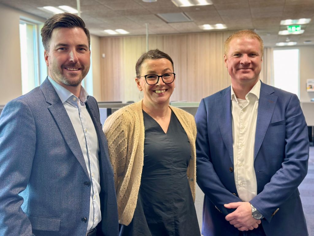 Bild på tre personer i en kontorsmiljö (kommunstyrelsens ordförande Patric Åberg (M), kommundirektör Merete Tillman och ekonomichef Johan Persson).