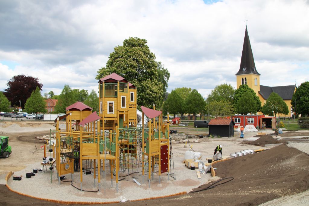 Bild på en storl klätterställning i en park där byggnation pågår.