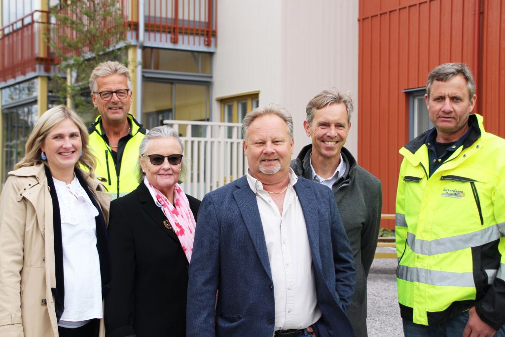 Bild på sex personer som ser glada ut och tittar in i kameran.